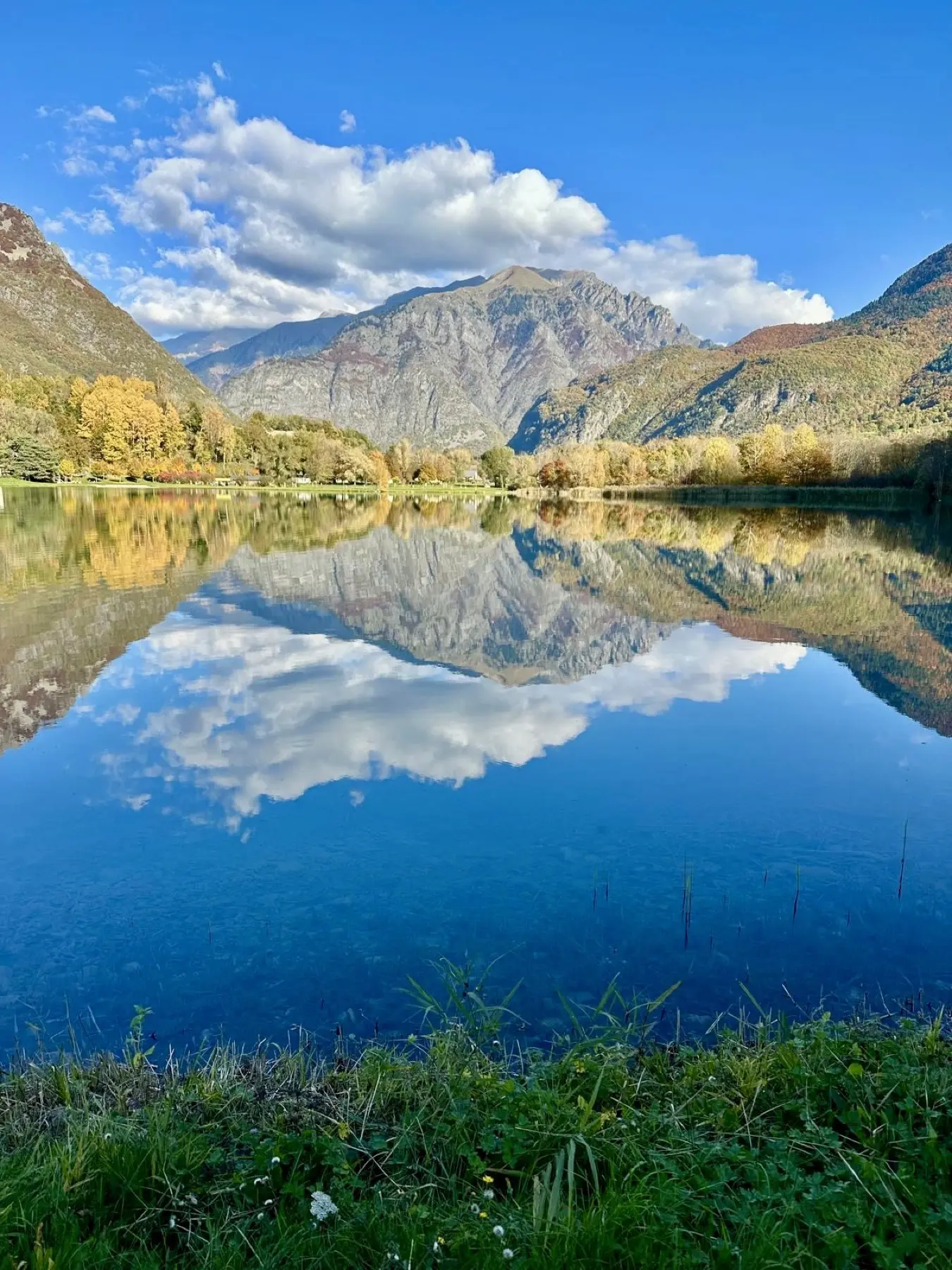 Montagnes reflétées dans le lac