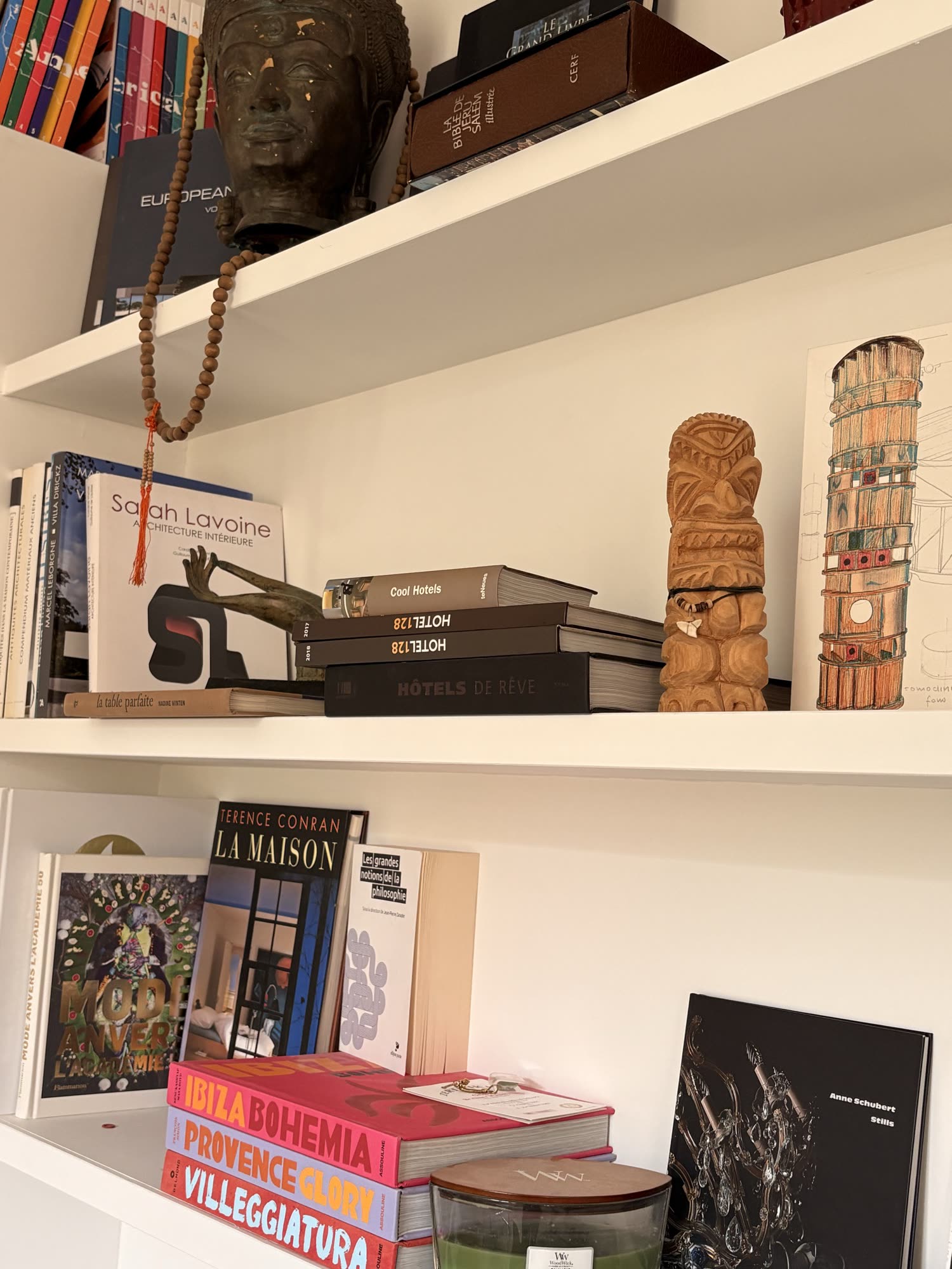 Étagères et objets chinés de la Maison Bo Terra