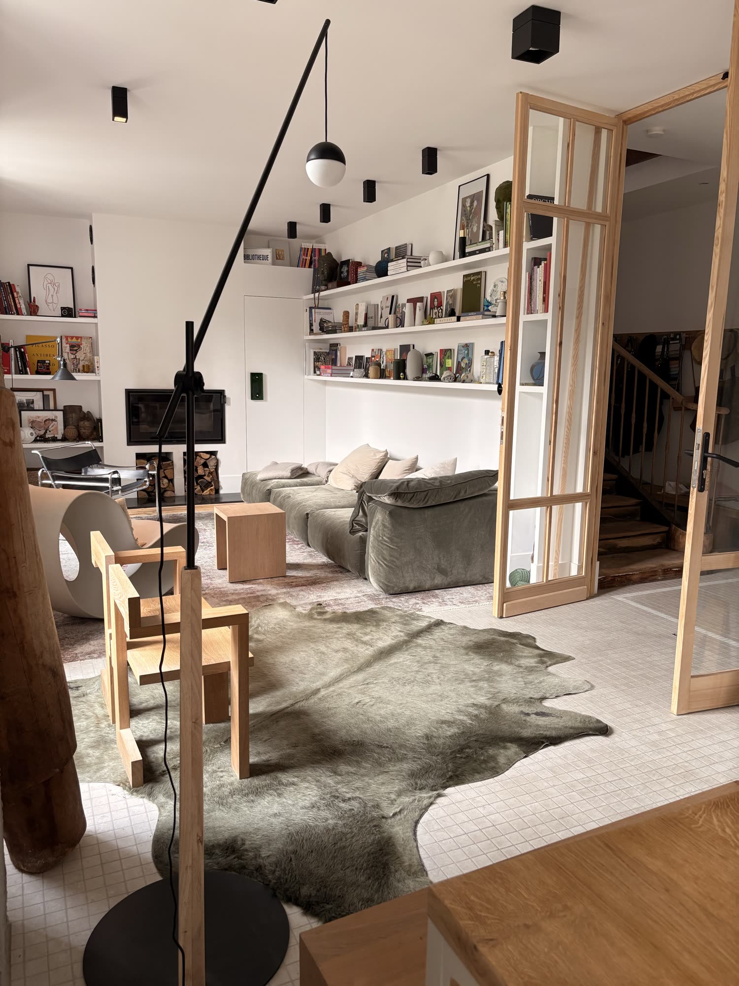 Salon de la Maison Bo Terra, canapé et bibliothèques